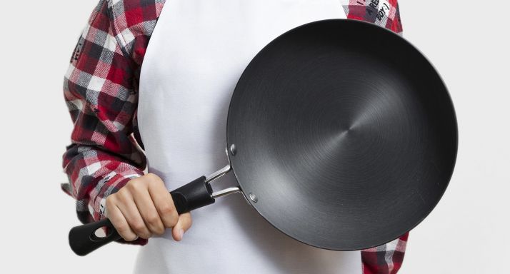 Condenada en Valladolid una conductora por dar un sartenazo a otra 