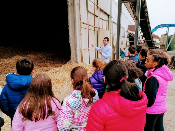 Escolares vistan las instalaciones y sala de calderas con intercambiador.