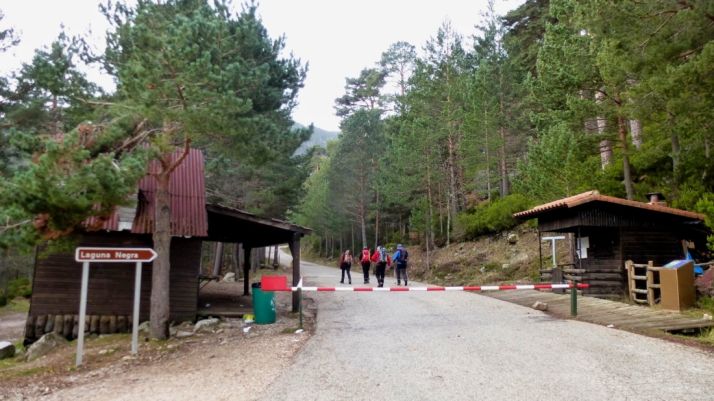 Cerrada al tráfico la pista de acceso a la Laguna Negra