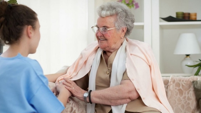 La Junta apuesta por el envejecimento activo y la residencia en el entorno familiar con más ayudas