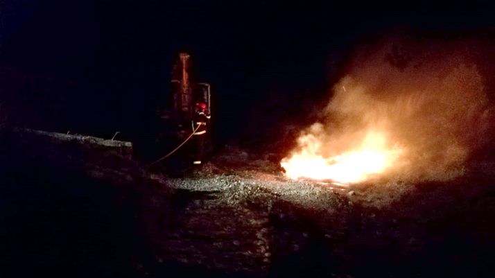 Los servicios de extinción provinciales atajando el fuego. /Dip.