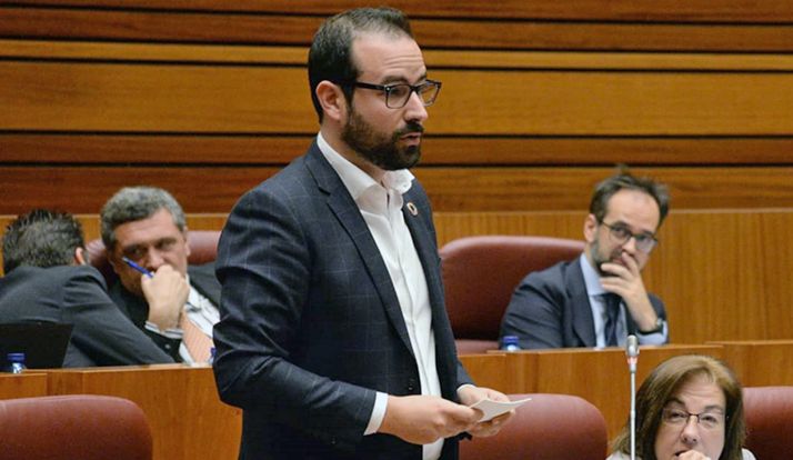 Hernández, en su intervención este martes en las Cortes regionales. 