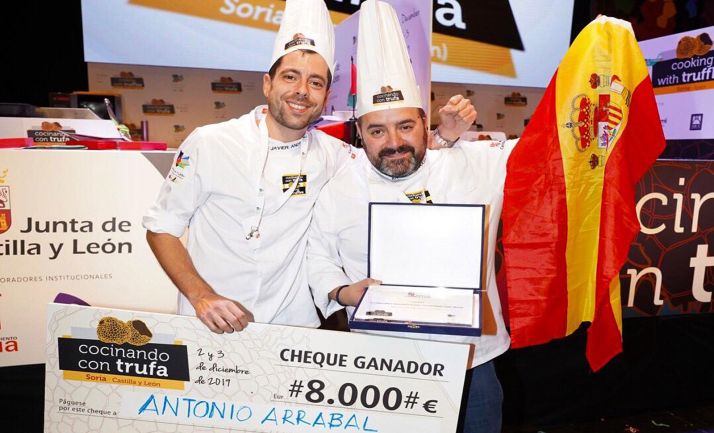 Arrabal, (dcha.), con su compañero Javier Andrade tras recoger el premio. 