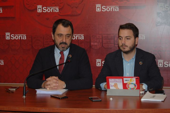 El concejal de Hacienda, Javier Muñoz, y el concejal de Acción Social, Eder García, han detallado algunos aspectos del borrador de las Cuentas Municipales 2020. Ayuntamiento de Soria