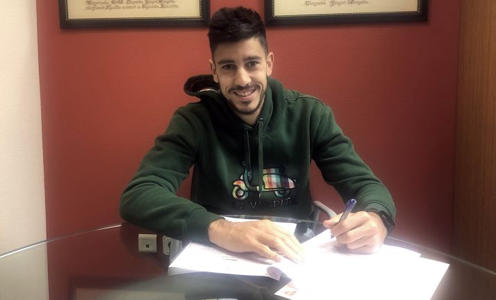 Dani Barrio rubricando el acuerdo este miércoles. /CDN