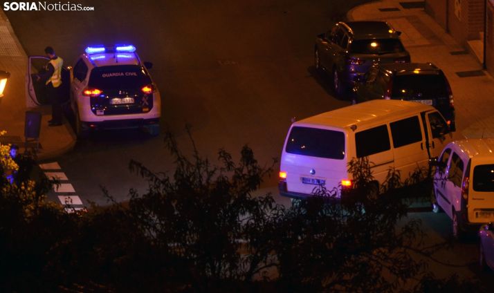 La Guardia Civil en la custodia de uno de los vehículos decomisados en la calle San Martín de Finojosa. /SN