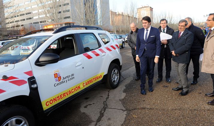 El consejero en la entrega de los vehículos. /Jta.