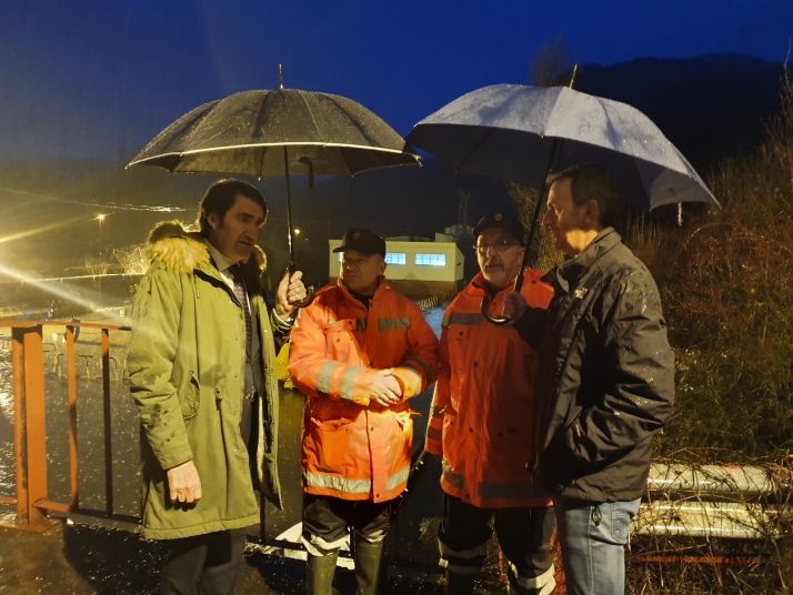 Suárez-Quiñones visita La Robla para interesarse por la afectación de la localidad tras las últimas lluvias