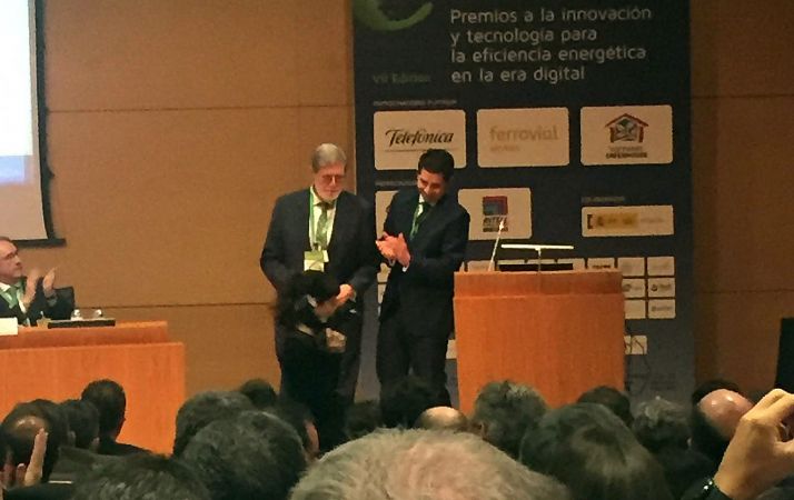 Aparicio, a la izquierda, recibiendo el galardón. /FOES