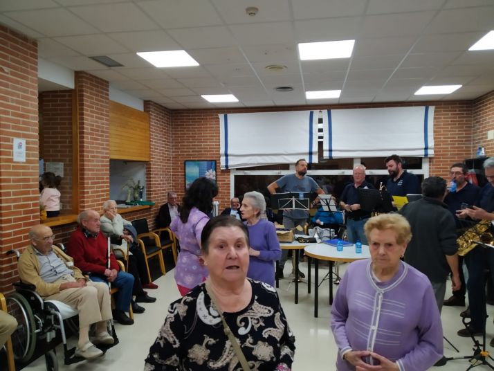 La Navidad llega a la residencia Los Royales