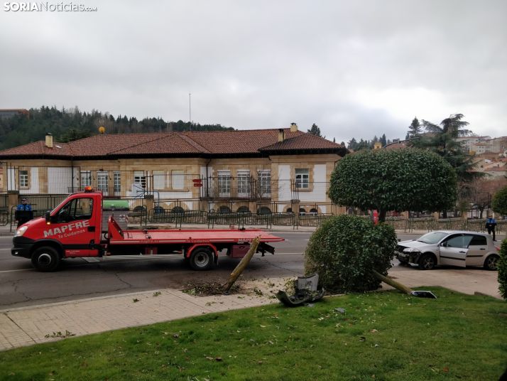 Un turismo se lleva un árbol en la curva de la Arboleda
