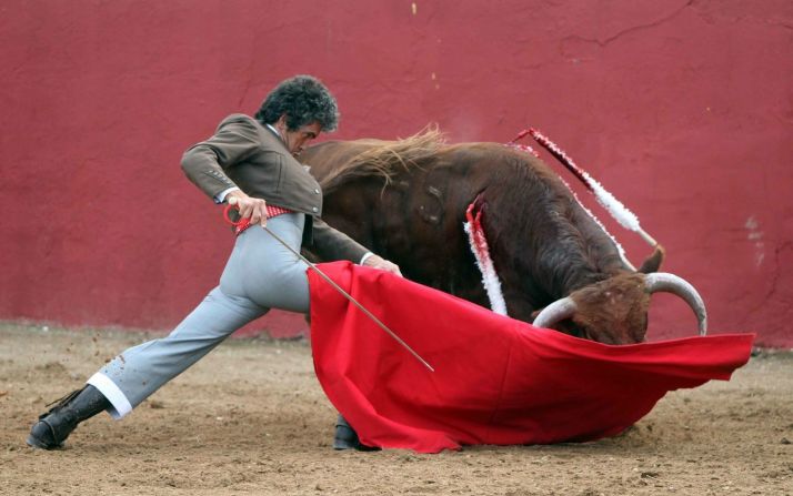 La A.C. Peña Rubén Sanz otorga su trofeo taurino a la torería a Enrique Ulises, el Uli