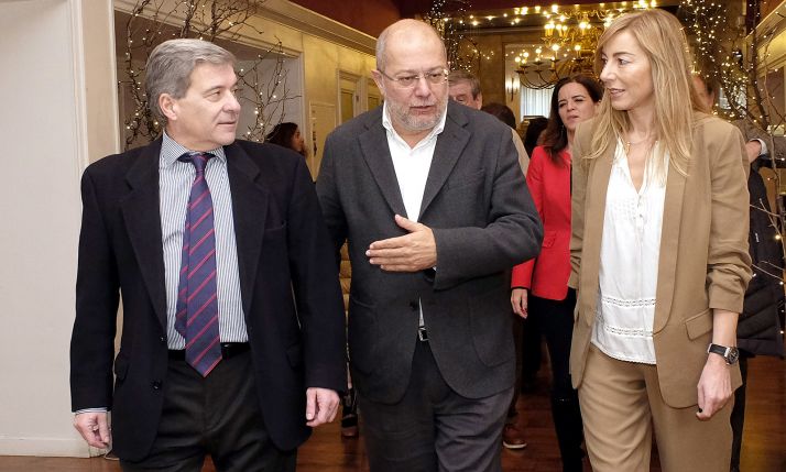 Igea, en el centro, durante su visita a León este miércoles. 