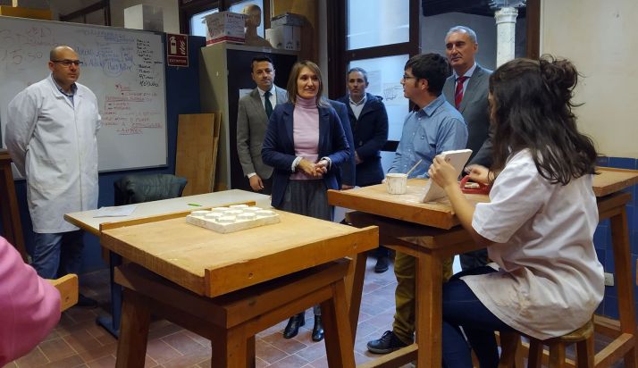 La consejera soriana (ctro.) en su visita la escuela de Segovia. /Jta.