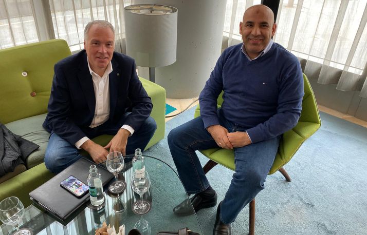 Muñoz Remacha (izda.) con Abdolghani Ezzitouni. 