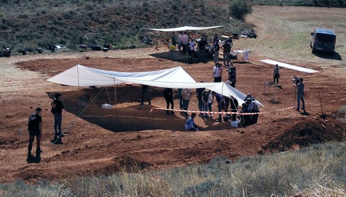 La apertura de las fosas en La Riba de Escalote este verano. /ASRD