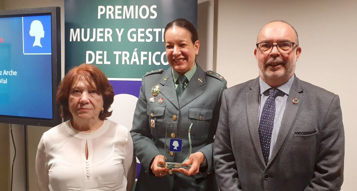 Teresa Miras, arropada por la jefa provincial de Tráfico, Francisca Delgado y por el subdelegado Miguel Latorre. /SdG