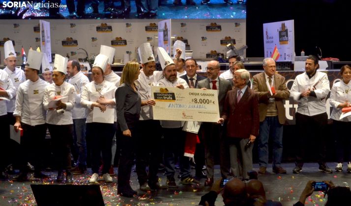 Los ganadores tras recibir el premio. /SN