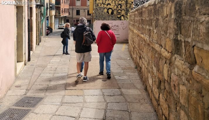 Un grupo de visitantes en una de las calles del Casco viejo de la capital. /SN