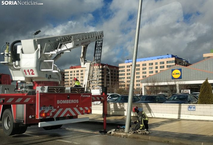 Cae una farola a causa del viento en la salida de Soria