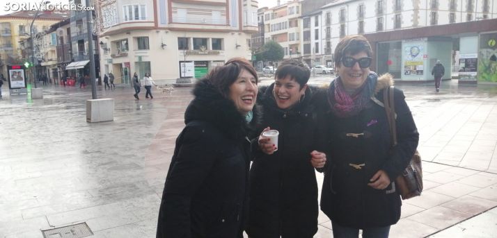 Afortunadas que celebran el quinto premio.