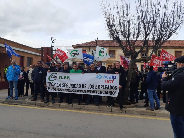 Los trabajadores de la prisión se concentran para alertar de las deficiencias y falta de personal 