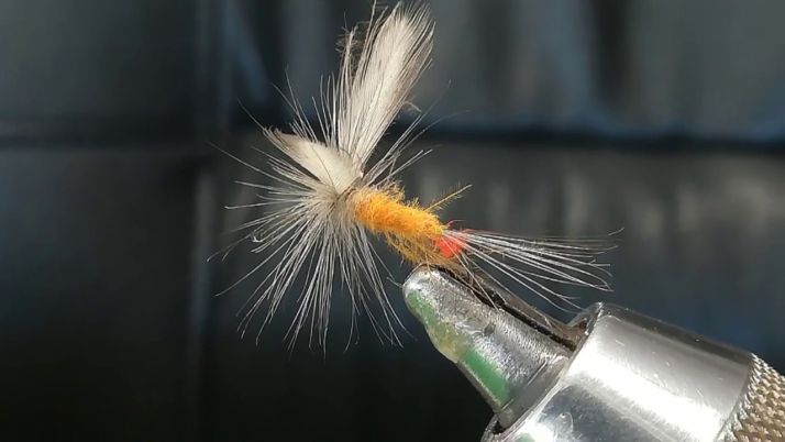 La Asociación de Pesca Pinares se estrena con un curso de montaje de moscas