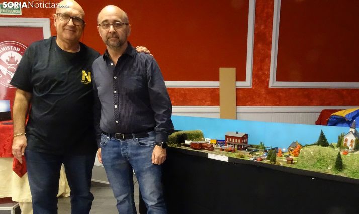 José Iglesias y Javier Homs junto a una de sus maquetas que se exponen en el Casino. /SN