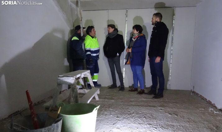 El alcalde (ctro.) con sus dos concejales y operarios de las obras. /SN