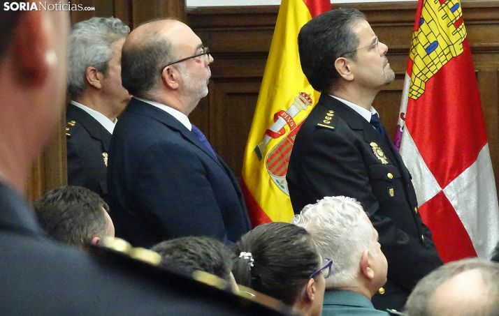 El subdelegado (izda.) y el comisario, en el acto oficial del CNP este viernes. /SN