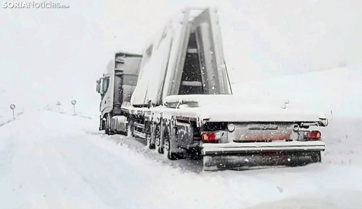 Un vehículo varado en la SO-380. /SN