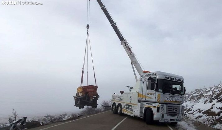 Complicadas tareas para la retirada de la quitanieves accidentada en Oncala