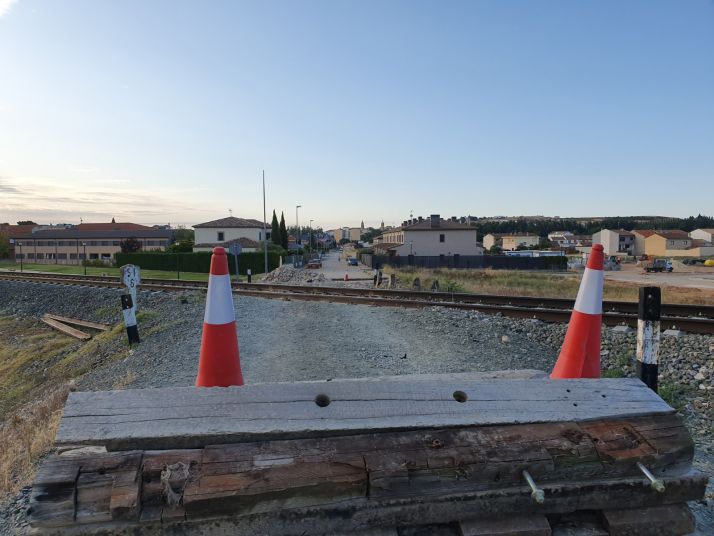 Almazán solicita a Adif el restablecimiento del paso a nivel clausurado en el Camino de Fuentelcarro