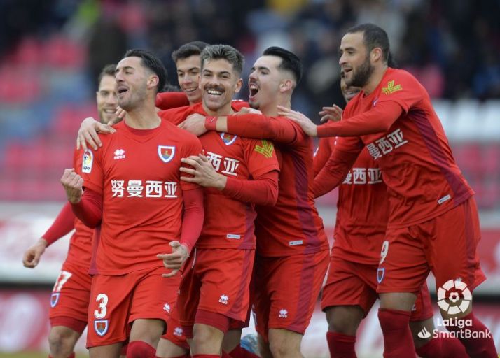 Higinio pone el trabajo y Curro la clase para que el Numancia gane al Sporting (2-0)