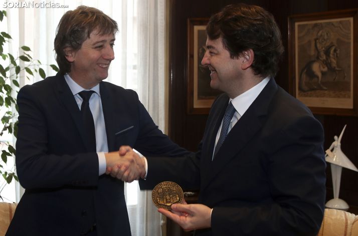 Mínguez y Mañueco durante su reunión en el Ayuntamiento de Soria.