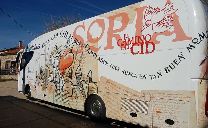 Uno de los dos bibliobuses de la Diputación.