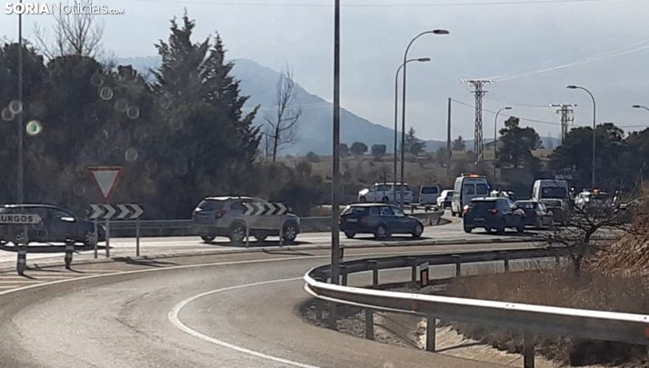 Imagen del tráfico rodado en la rotonda tras el accidente. /SN