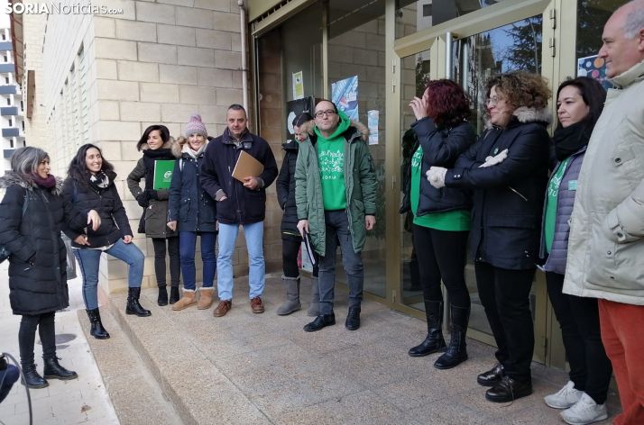 Representantes sindicales concentrados ante la Delegación de Educación este lunes. /SN