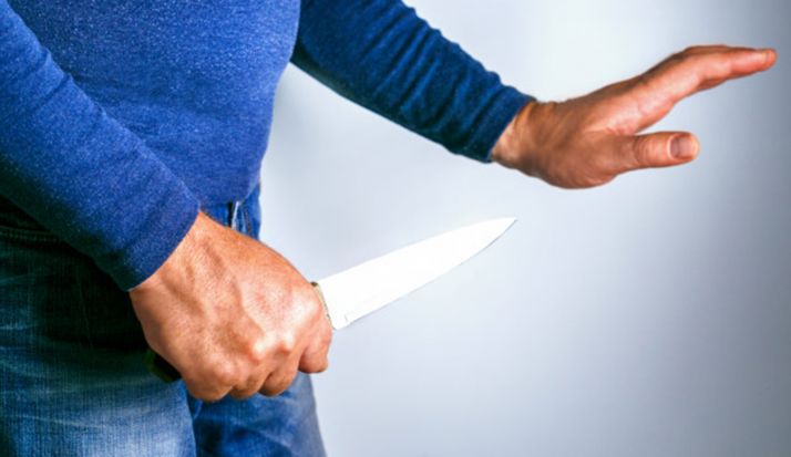 La Policía reduce a una persona en la Zona que portaba un cuchillo