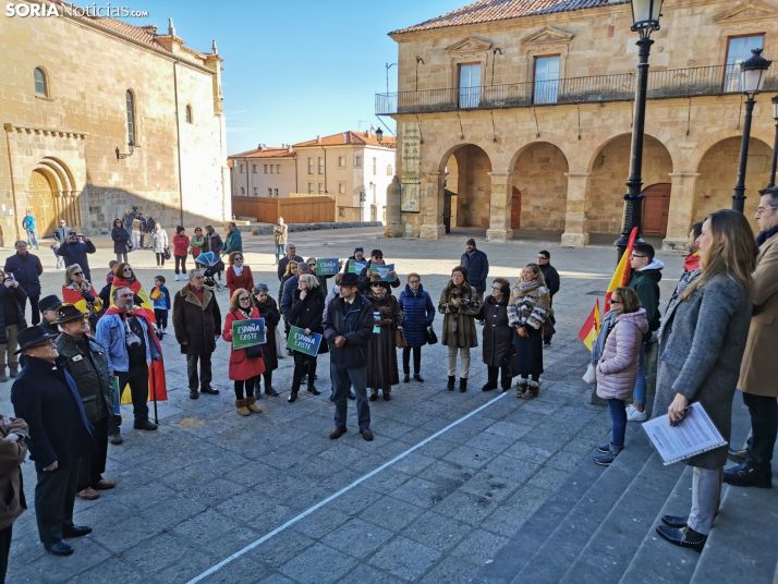 Medio centenar, en la concentración de este mediodía Por un Gobieno que respete la Constitución y la Soberanía