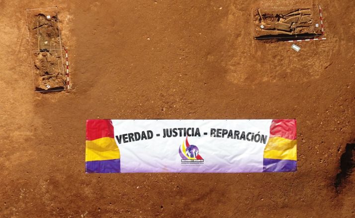 Vista aérea de las dos fosas comunes abiertas en La Riba de Escalote. /ASRD
