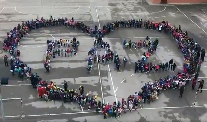 El gran corazón y la palabra del día en el patio del colegio. 