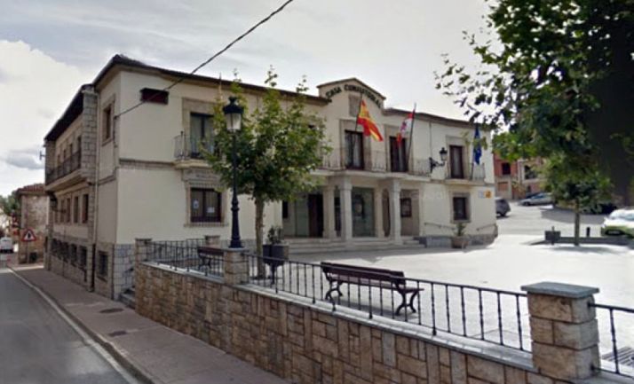 Imagen del ayuntamiento de la localidad pinariega. 