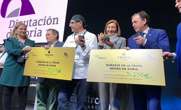 Una imagen tras la subasta con los adjudicatarios de las trufas y responsables de la Diputación. 