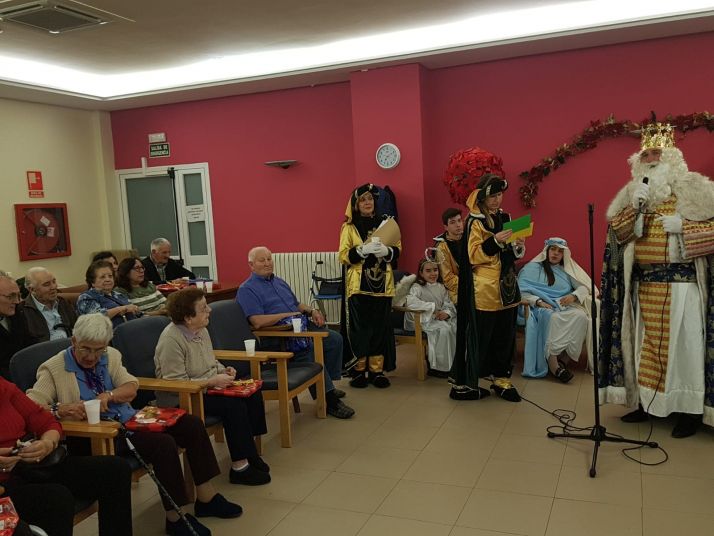 Los mayores de las residencias del grupo Latorre reciben a los Reyes Magos