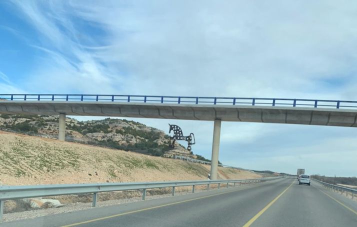 El caballito de Soria cabalga sobre (uno de los tramos acabados de) la Autovía del Duero