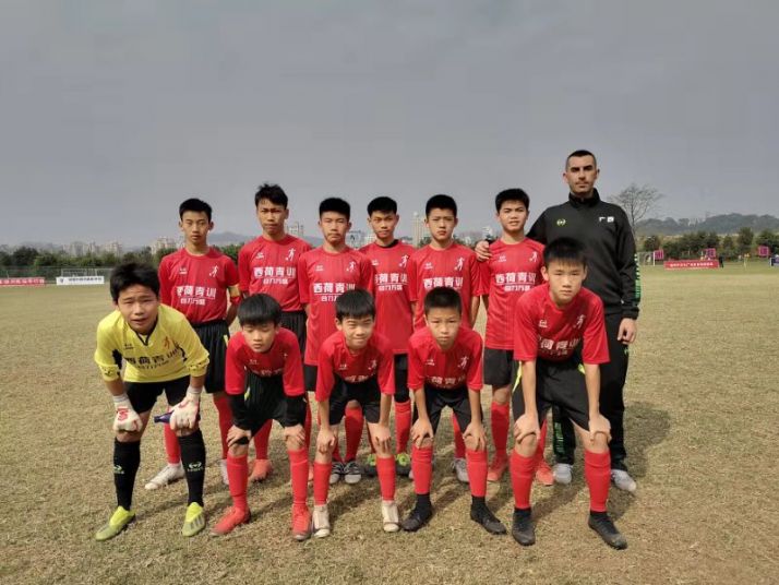 Yonathan Lamy junto a su equipo de fútbol.