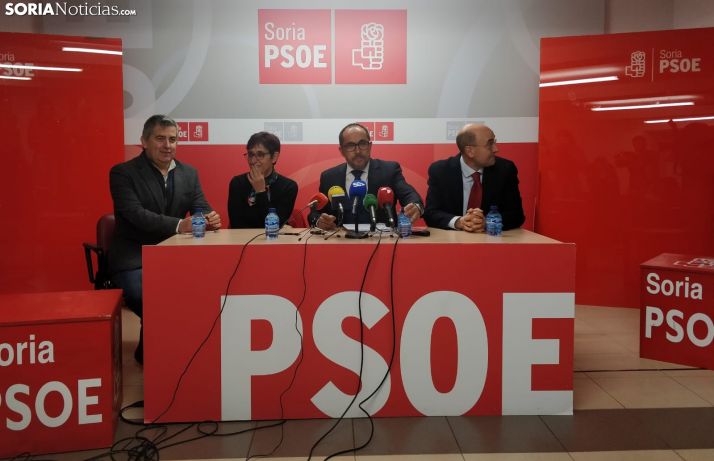 Luis Rey junto a los parlamentarios nacionales socialistas. 