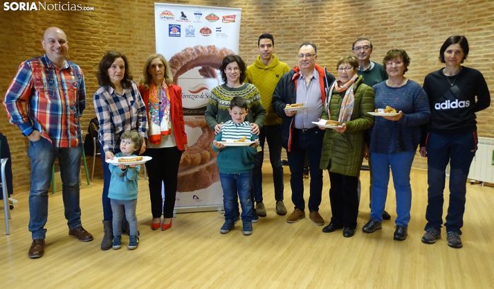 Foto de familia de jurado y concursantes. /SN