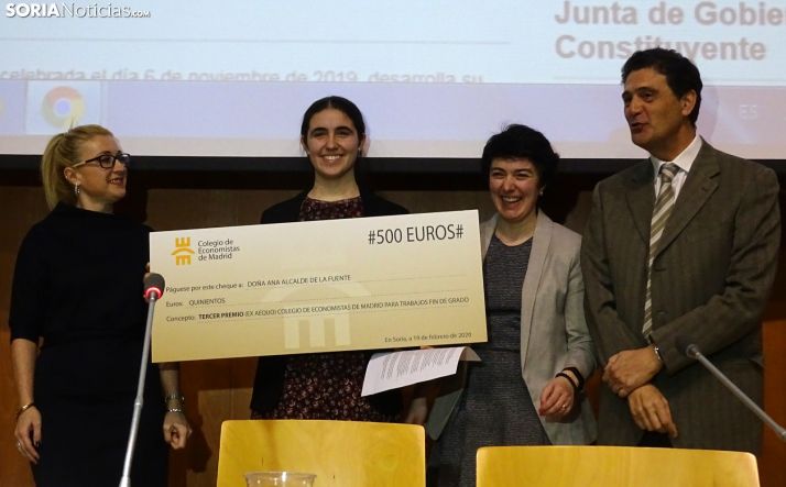 Ana Alcalde, entre Blanca García (izda.), Mercedes Ciria y Pascual Fernández. /SN
